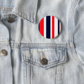Witte, blauwe en rode strepen ronde button 5,7 cm (In situ)