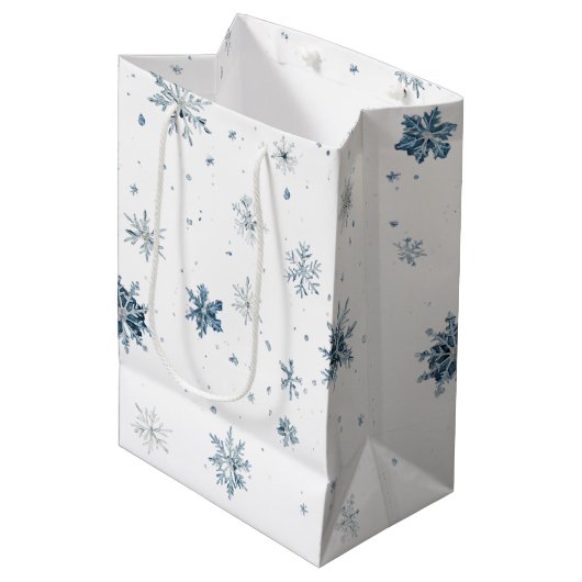 Witte Blauwe Sneeuwvlokken Kerstmis Medium Cadeauzakje (Voorkant Gekanteld)