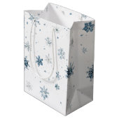 Witte Blauwe Sneeuwvlokken Kerstmis Medium Cadeauzakje (Achterkant Gekanteld)