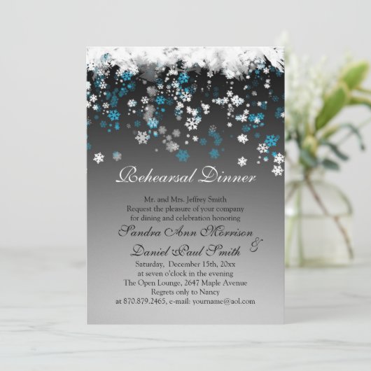 Witte, blauwe sneeuwvlokken op een zwarte repetiti kaart (Staand voorkant)