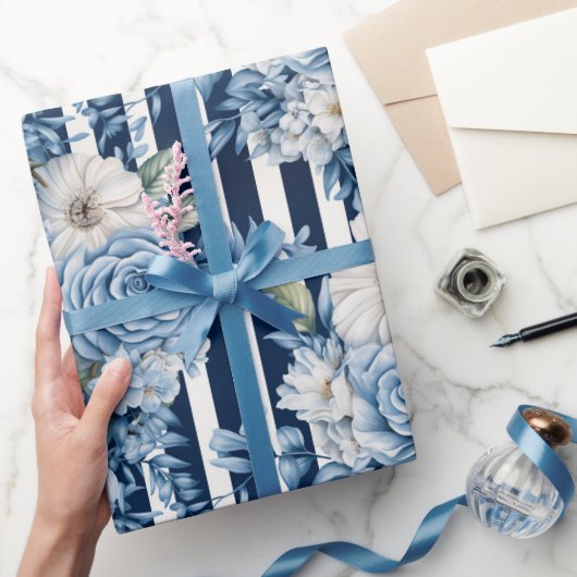 Witte Blauwe Strepen Bloemen Verjaardag Cadeaupapier (Geschenken)