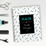 Witte Blauwgroen schaar & kammen Patroon Hair Styl Planner<br><div class="desc">Spiraalplanner of afspraakboek in zwart,  wit en turquoise met een patroon van scharen en kammen tegen een witte achtergrond. Haar door,  en voeg jouw naam en het jaar toe,  in turquoise en wit.</div>