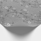 Witte bloeiende klimplant op zilver inpakpapier (Hoek)