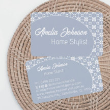 Witte bloem betegeld patroon op blauw