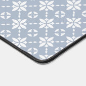 Witte bloem betegeld patroon op Dusty Blue Bureaumat (Hoek)