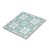 Witte bloem betegeld patroon op salie tegeltje (Zijkant)