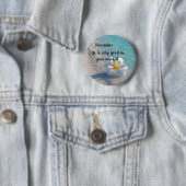 Witte bloem broche met een strand thema ronde button 5,7 cm (In situ)