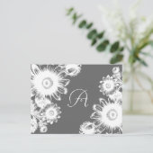 Witte Bloem Bruiloft Monogram RSVP-kaart Uitnodiging Briefkaart (Staand voorkant)