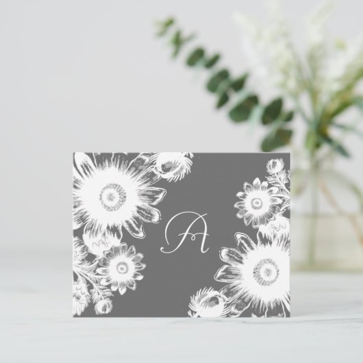 Witte Bloem Bruiloft Monogram RSVP-kaart Uitnodiging Briefkaart (Staand voorkant)