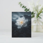 Witte bloem groeit uit rots briefkaart (Staand voorkant)