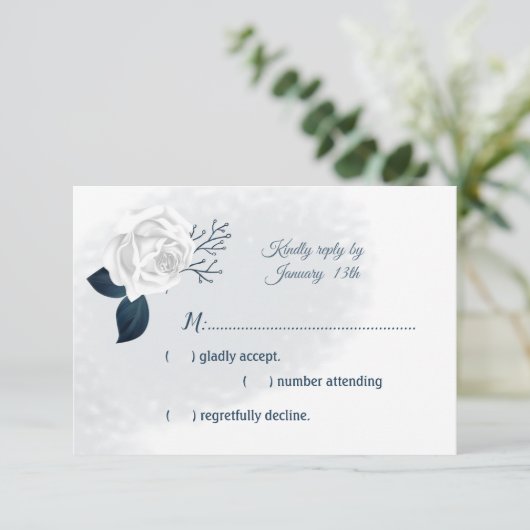 Witte bloem & marine bladeren RSVP kaartje (Staand voorkant)