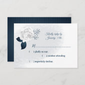 Witte bloem & marine bladeren RSVP kaartje (Voorkant / Achterkant)