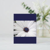 Witte bloem met blauw midden briefkaart (Staand voorkant)