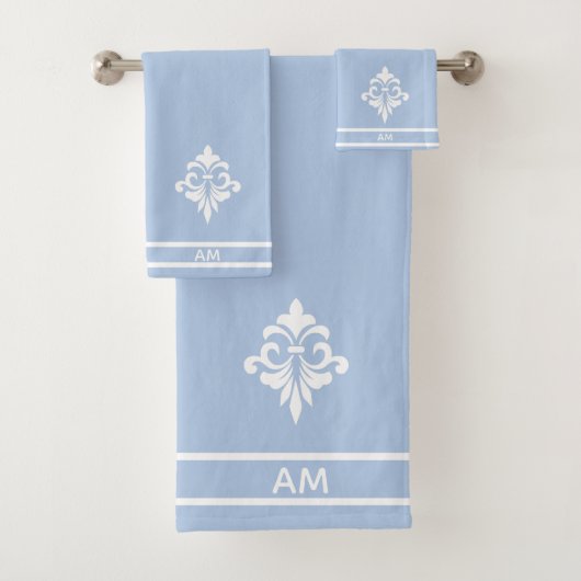 Witte bloem, monogram en strepen op lichtblauw bad handdoek (Insitu)