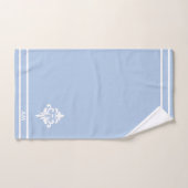 Witte bloem, monogram en strepen op lichtblauw bad handdoek (Handdoek)