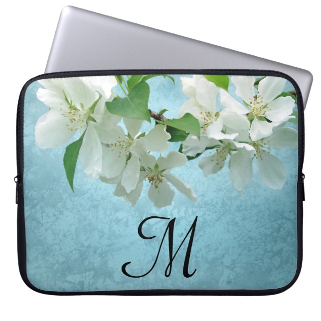 Witte Bloem op Blauwe Hemel Monogram 15"Laptop Hoe Laptop Sleeve (Voorkant)