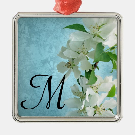 Witte Bloem op Blauwe Hemel Monogram Initiaal Orna Metalen Ornament (Voorkant)