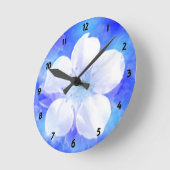 Witte bloem op een blauwe achtergrond ronde klok (Hoek)