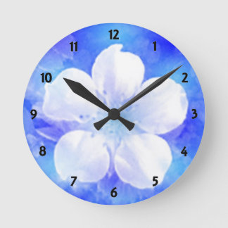 Witte bloem op een blauwe achtergrond ronde klok
