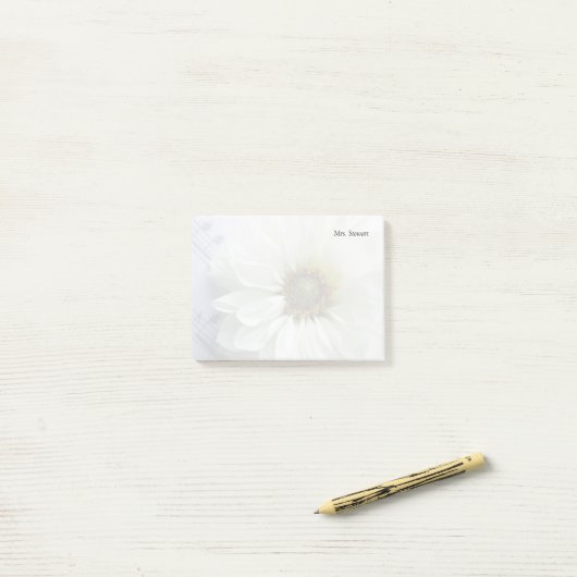 Witte bloem op muziek vervagen post-it® notes (Op bureau)