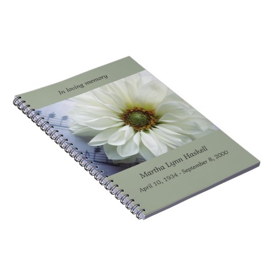 Witte bloem op muziekherdenking notitieboek (Rechterzijde)