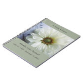 Witte bloem op muziekherdenking notitieboek (Linkerzijde)