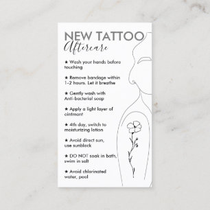 Witte bloem op schouder van meisje nieuwe tatoeage visitekaartje