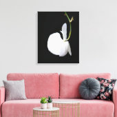 Witte bloem op zwart omwikkeld canvas afdruk (Insitu (Woonkamer))