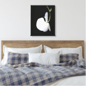 Witte bloem op zwart omwikkeld canvas afdruk (Insitu (Slaapkamer))