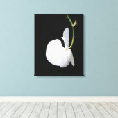Witte bloem op zwart omwikkeld canvas afdruk (Insitu (Houten vloer))