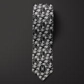 Witte bloem op zwarte stropdas