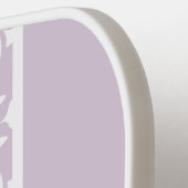 Witte Bloem Tegelpatroon op Roze Rand Monogram Pickleball Paddle (Links Detail)