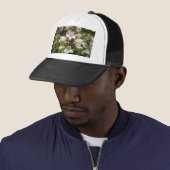 Witte Bloem Trucker Pet (In situ)