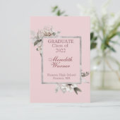 Witte bloem zilveren lijst op roze afstudeercadeau aankondiging (Staand voorkant)