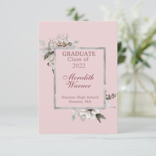 Witte bloem zilveren lijst op roze afstudeercadeau aankondiging (Staand voorkant)