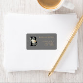 Witte bloemaccenten met gouden monogram B Etiket (Insitu)