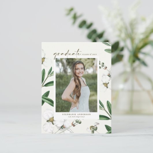 Witte Bloemen Botanische Foto Afstuderen Aankondigingskaart (Staand voorkant)