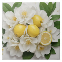 Witte bloemen, citroenen en groene bladeren op wit