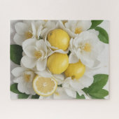 Witte bloemen, citroenen & groene bladeren op wit legpuzzel (Horizontaal)