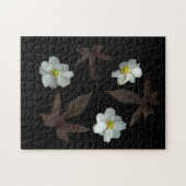 Witte bloemen Donkere bladeren op Solid Black Legpuzzel (Horizontaal)