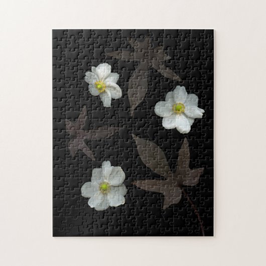 Witte bloemen Donkere bladeren op Solid Black Legpuzzel (Verticaal)