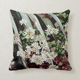 Witte bloemen en bladeren kussen