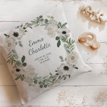 Witte Bloemen en Groen Baby Geboortestatistieken Kussen<br><div class="desc">Dit  baby geboorte stats kussen heeft een bloemenkrans met waterverf witte en zacht grijze bloemen en groene bladeren en gebladerte,  in een krans op een eenvoudige witte achtergrond. Voeg de naam van je baby toe in trendy modern script en voeg alle geboortestatistieken van de pasgeborene toe.</div>