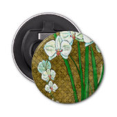 Witte bloemen en groene gedichten aan de bruine gr button flesopener (Voorkant)