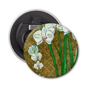 Witte bloemen en groene gedichten aan de bruine gr button flesopener