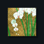 Witte bloemen en groene gedichten aan de bruine gr canvas afdruk<br><div class="desc">Witte bloemen hangen van groene stengels in dit stuk van Chariklia Zarris. Dit is een eenvoudig maar elegant schilderij,  dat tegen een bruine achtergrond is ingesteld en is omgeven door een bruine rand. Voeg het toe aan je huis en geniet van de schoonheid!</div>