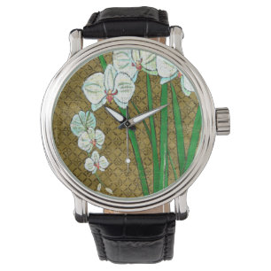 Witte bloemen en groene gedichten aan de bruine gr horloge