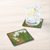 Witte bloemen en groene gedichten aan de bruine gr kartonnen onderzetters (Insitu)