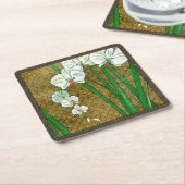 Witte bloemen en groene gedichten aan de bruine gr kartonnen onderzetters (Schuin)