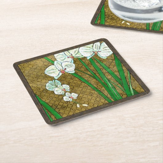 Witte bloemen en groene gedichten aan de bruine gr kartonnen onderzetters (Schuin)